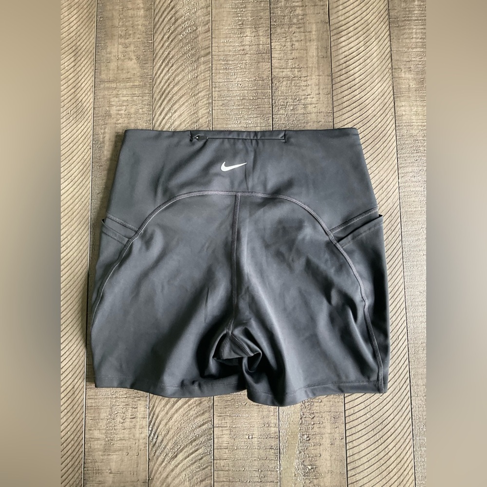 Nike Run Dri-FIT Women’s Bike Shorts Medium Black Lined Reflective NWOT - Picture 3 of 6